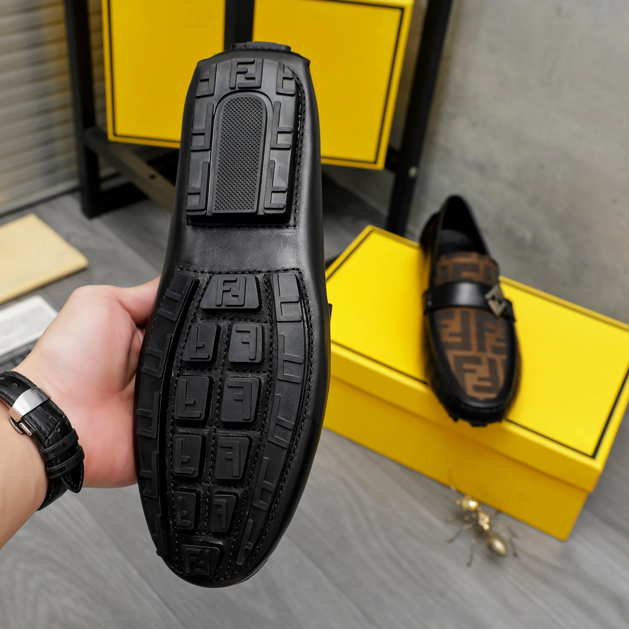 Men's shoes 💰400 Product trademark: FENDI "Fendi" casual slip-on shoes Regular size: 38-45 (45. Customized, non-returnable) Product materials: Selected breathable woven pattern stitching cowhide upper, pigskin lining, rubber outsole